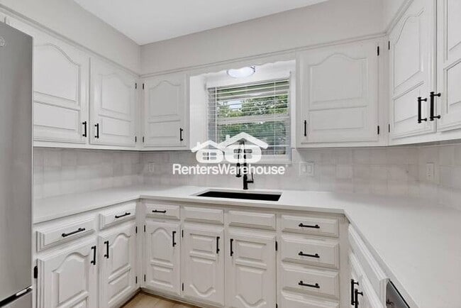 Building Photo - MOVE IN READY COMPLETELY UPDATED - 3BED/2B...