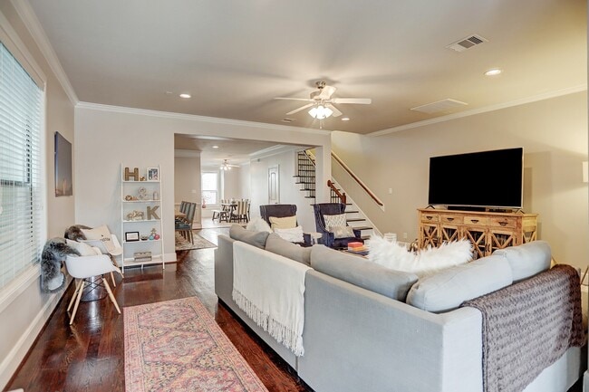 Building Photo - 213 W 26th St