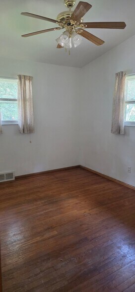 Building Photo - 61 Leicester Dr
