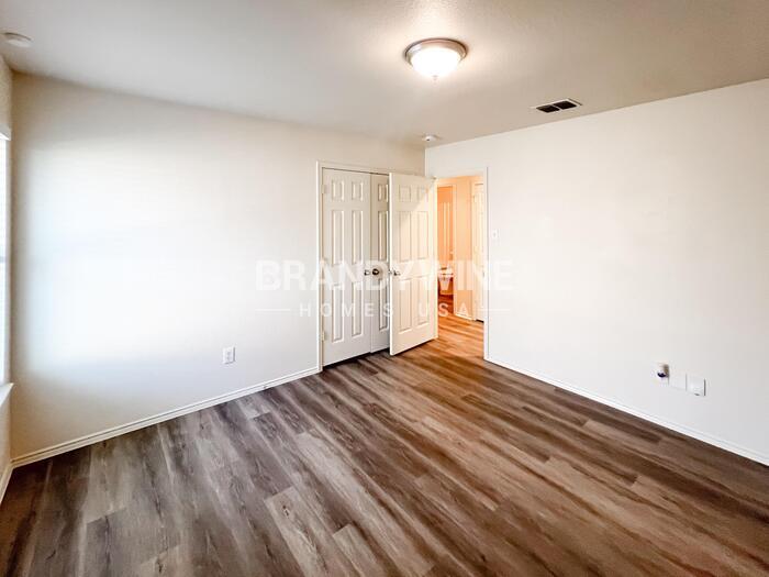Building Photo - 523 Indian Paintbrush Dr