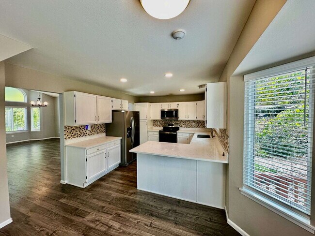 Building Photo - "Charming 3-Bed Highlands Ranch Home with ...