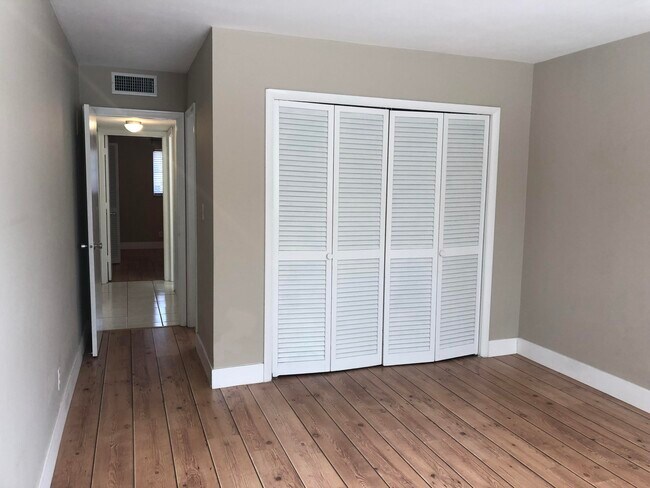 Building Photo - 698 NE Spanish River Blvd