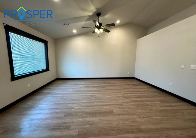 Building Photo - CA785X