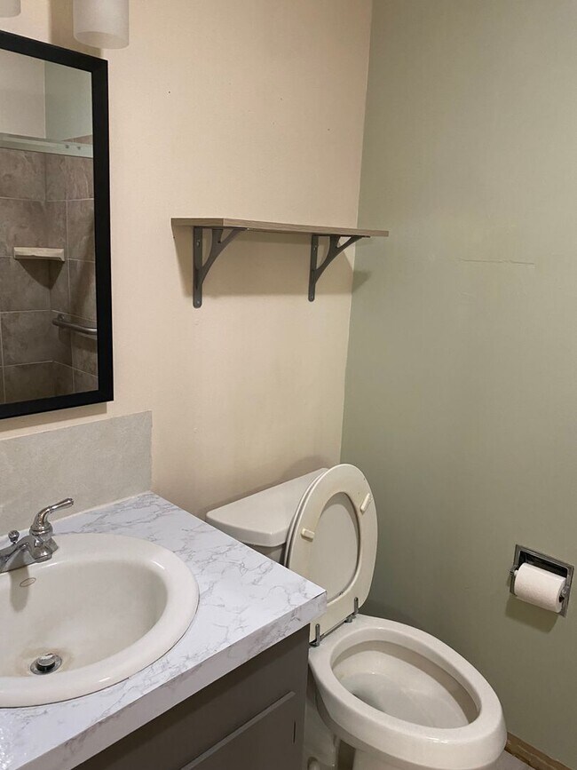 Building Photo - Large 3 bedroom 3 bath home