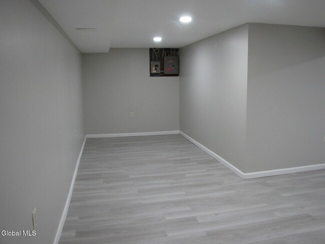 Building Photo - 10 Flicker Dr