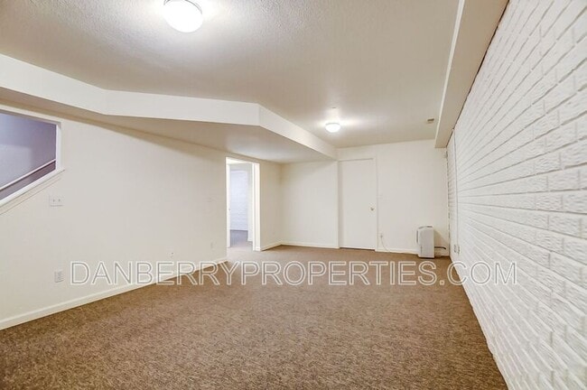 Building Photo - 3704 Willow Run Dr