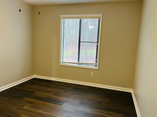 Building Photo - 145 Pine Terrace