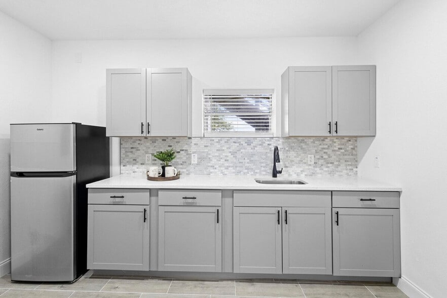 Building Photo - 1882 Lake St