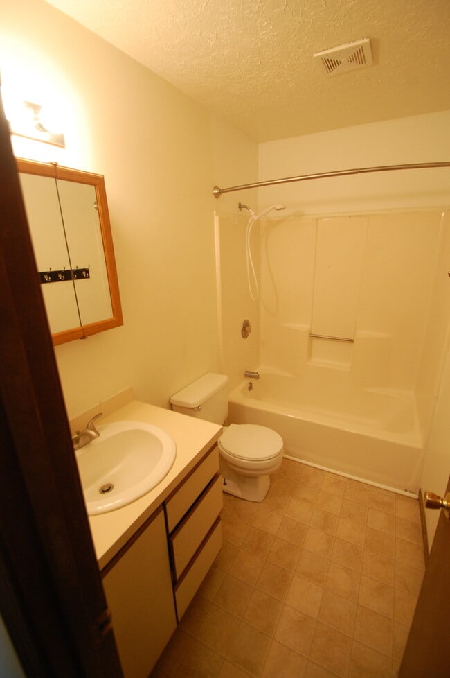 Building Photo - Nice 2-Bedroom Duplex with Garage in Goshen