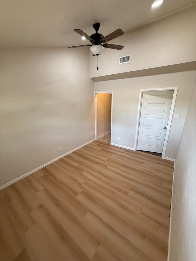 Building Photo - 604 Overlook Dr