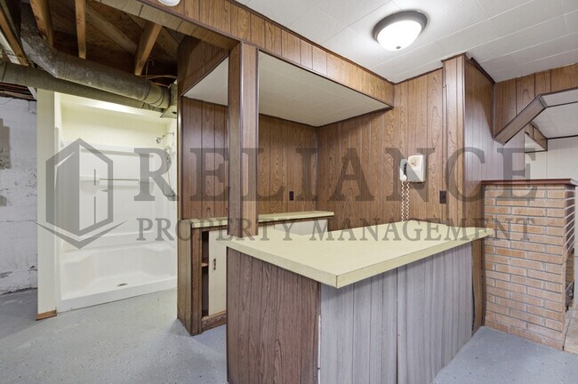 Building Photo - 2242 S Ridgewood Dr