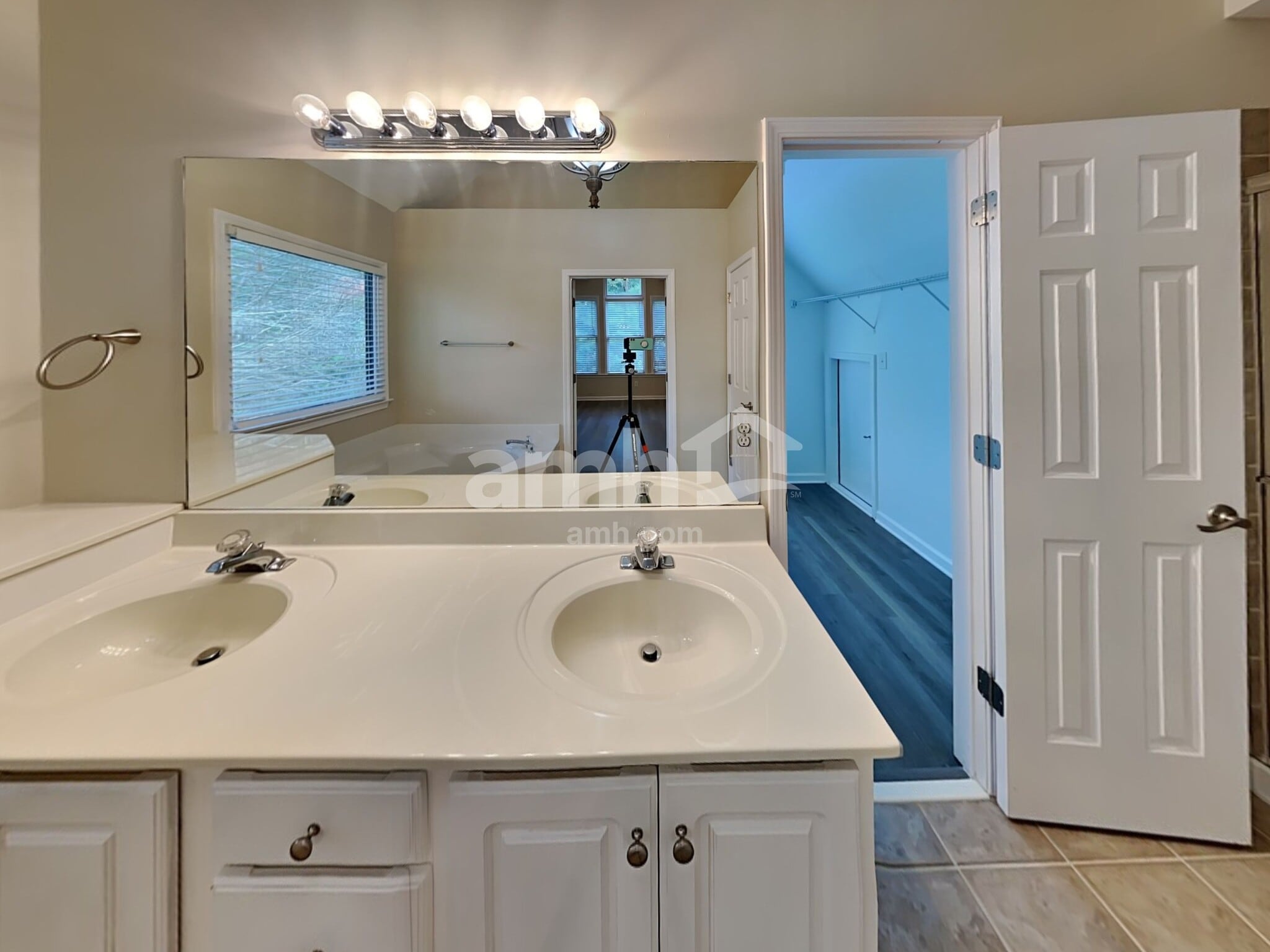 Building Photo - 521 Autumn Walk