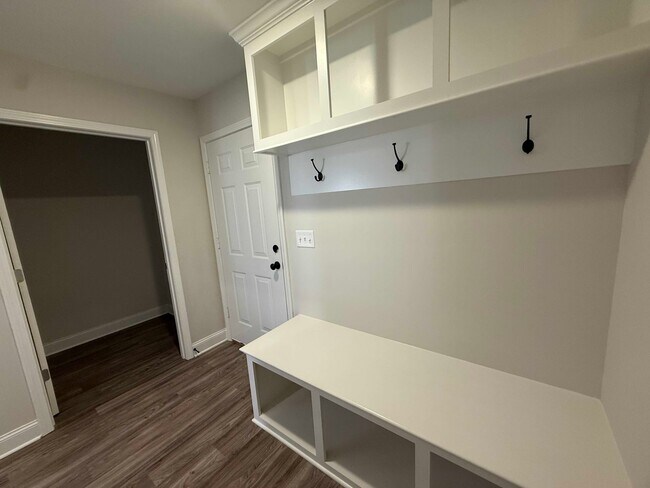 Building Photo - 132 Madisonville Dr