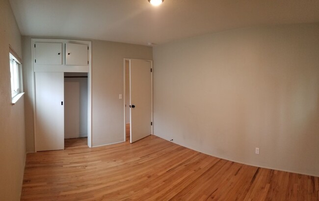 Building Photo - 5 bedrooms 2 baths close to campus and hug...