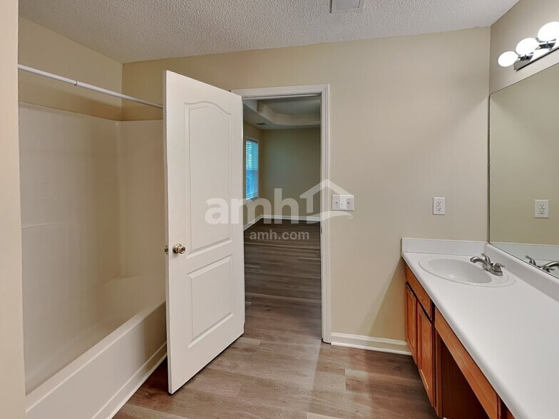 Building Photo - 2440 Hampton Estates Dr SW