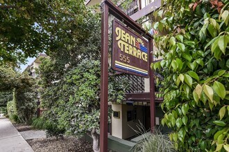 Building Photo - Light And Bright One Bedroom Condo In Oakl...