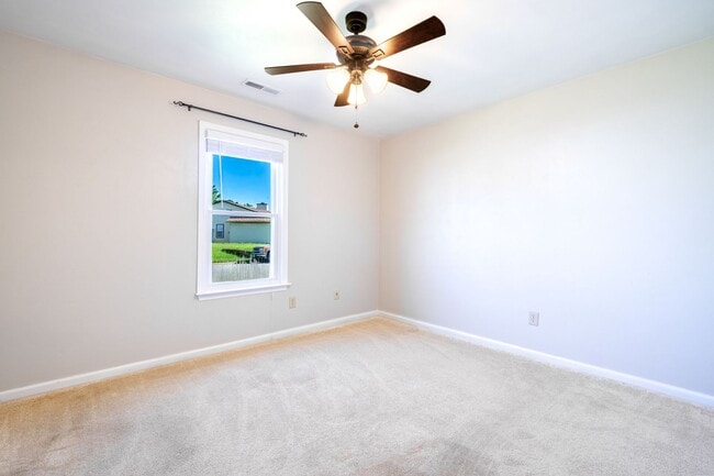 Building Photo - Beautiful 3 bedroom 2 bath house w/attached garage.