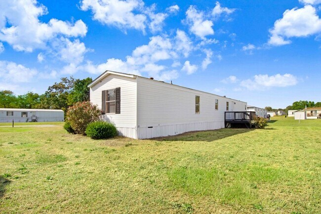 Building Photo - Newly Renovated! 3 Bedroom | 2 Bathroom Mo...