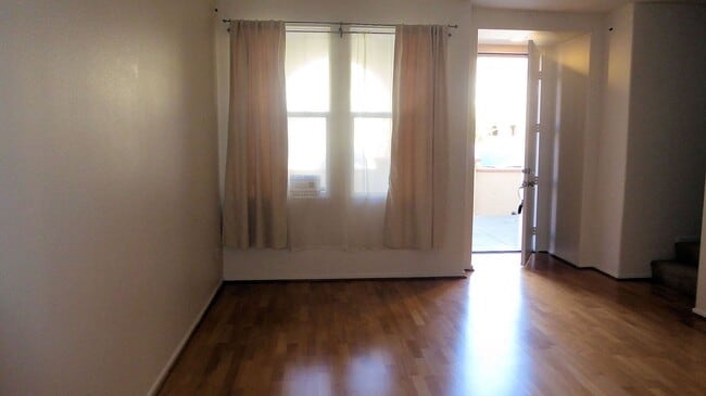 Building Photo - 2 BR 2.5 Bath