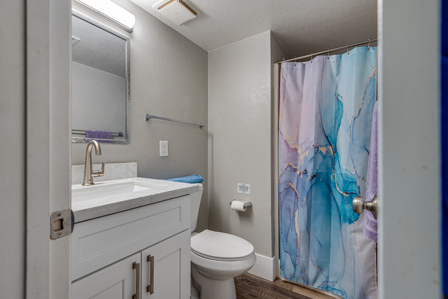 Queen Bathroom - 4150 E Cactus Rd