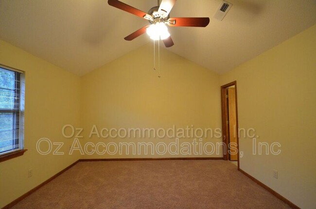 Building Photo - 311 NE Timbercreek Dr