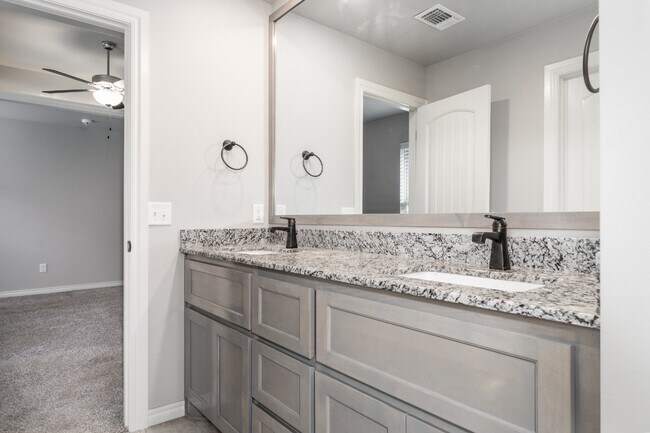 Building Photo - Beautiful Home in Woodland Park