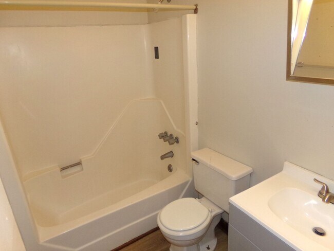 Building Photo - Charming Duplex in Havelock