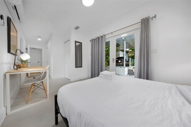 Building Photo - 260 NE 48th Terrace