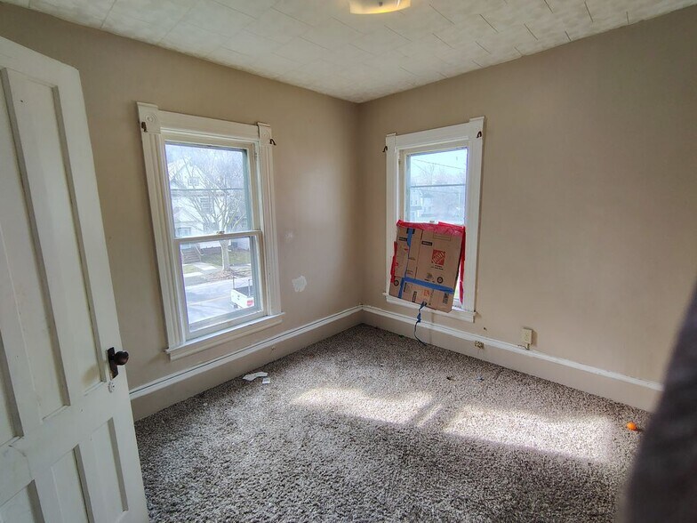 Building Photo - 2331 Midland Ave