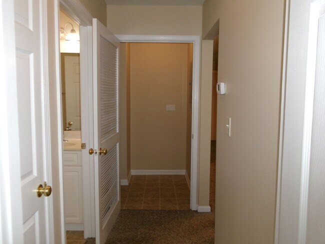 Building Photo - Second floor 2 bedroom, 2 bath condo with community pool