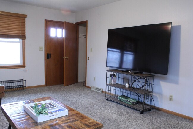 Building Photo - 202 NW Sharmin Dr