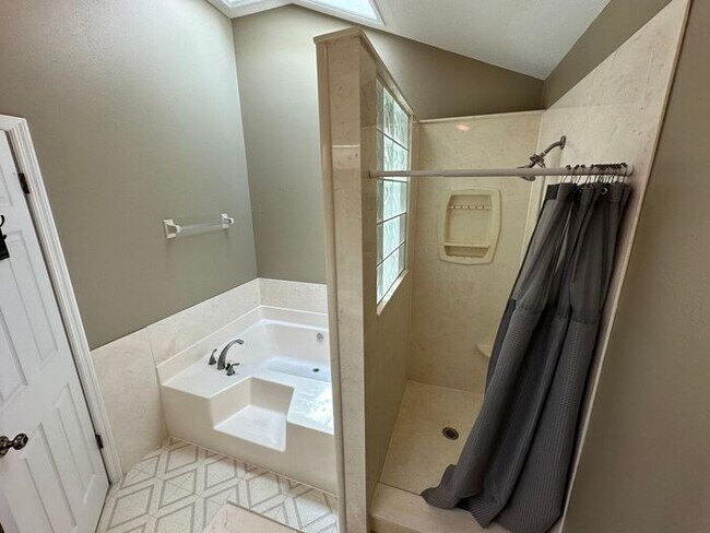 Building Photo - Cozy 3 bed 2.5 bath home in the heart of O...