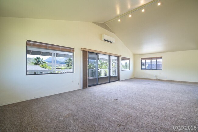 Building Photo - Beautiful and Large 3 bedroom 2.5 bath SFH...