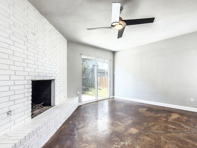 Building Photo - 2401 La Casa Dr