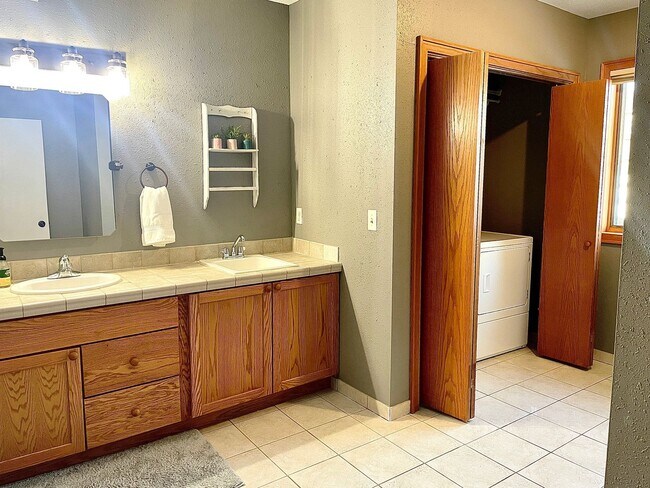 Building Photo - 3 Bed, 2 Bath Duplex in Hillsboro