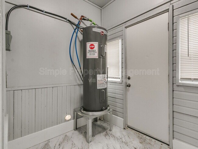 Building Photo - 611 E Springer Ave