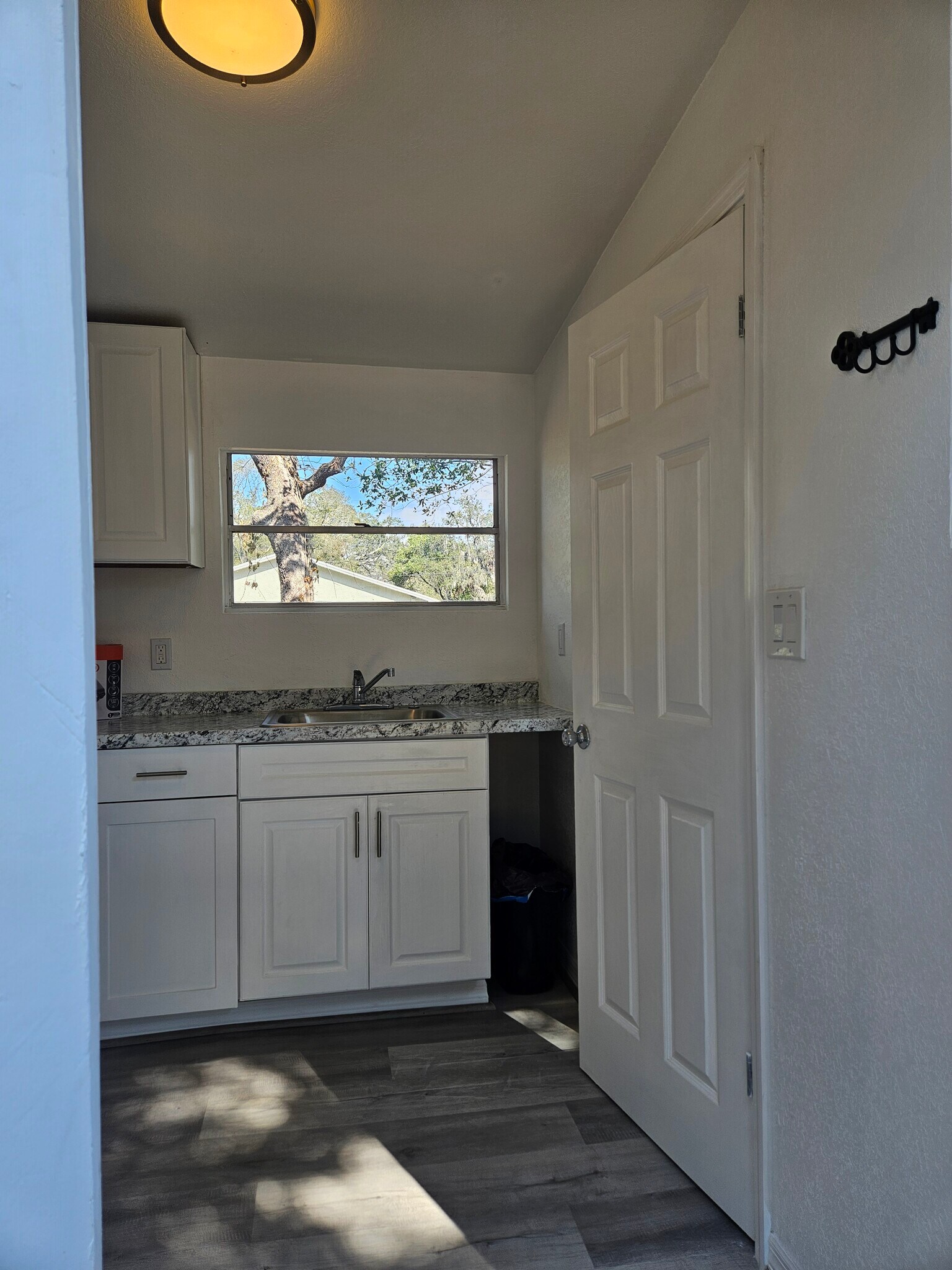 Building Photo - 3710 E Flora St