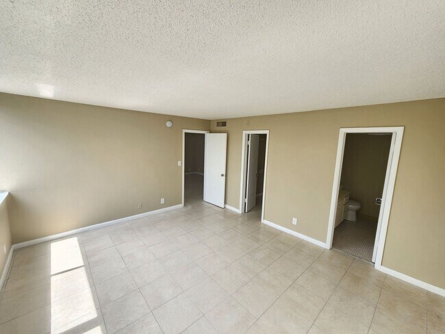 Building Photo - Large  1BR/1.5BA. No minimum Credit Score required!