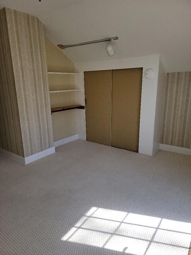 Building Photo - Beautiful Craftsman-style 3 bedroom, 2 bath home (1632 sq ft)  near Lake Steilacoom PLUS studio c...