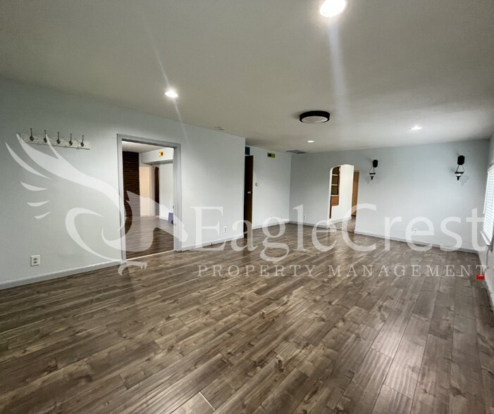 Building Photo - Comfortable 5 Bedroom Home with Modern Touches, Large Bedrooms & Front Porch