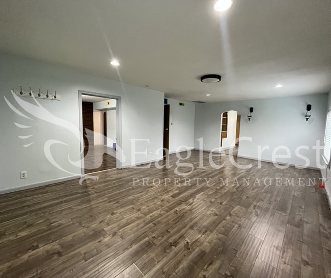 Building Photo - Comfortable 5 Bedroom Home with Modern Touches, Large Bedrooms & Front Porch