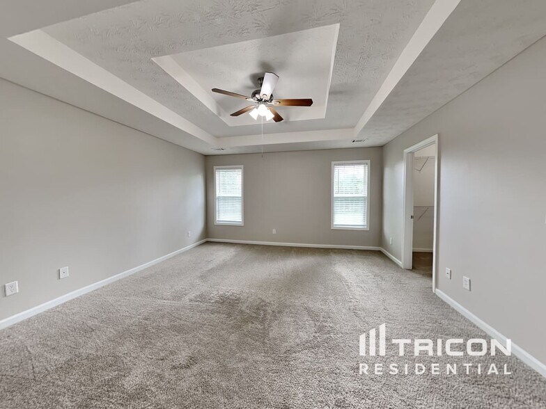 Building Photo - 347 Royal Oaks Dr