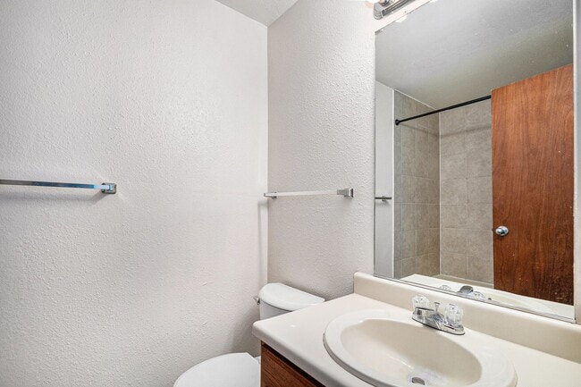 Building Photo - Freshly Painted & Move-In Ready! 2 bedroom - 2.5 Bathroom - Smokey Hill Aurora