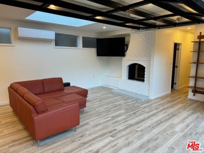 Building Photo - 1636 N Beverly Glen Blvd