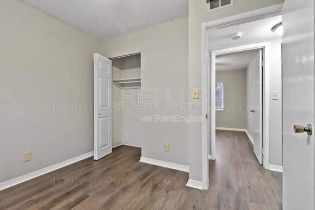 Building Photo - 2423 Lindsay Ave