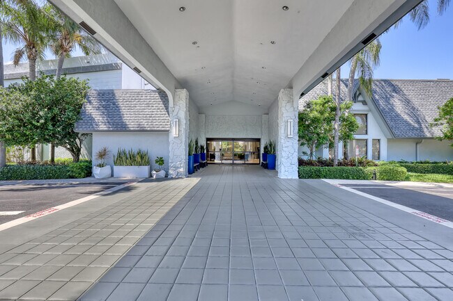 Building Photo - 7290 Kinghurst Dr