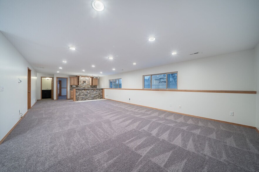 Building Photo - 1339 S Summit Rd