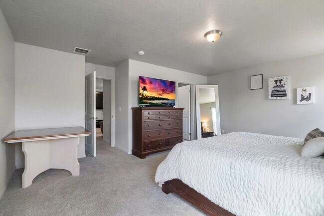 Building Photo - Immaculate Newer Construction w/ Vinyl Fen...