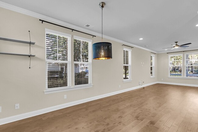 Building Photo - Stunning 3-Bed / 2.5-Bath Home in Park Cir...