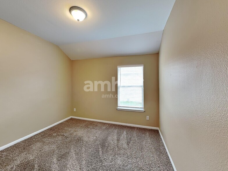 Building Photo - 18505 Sandy Bottom Dr